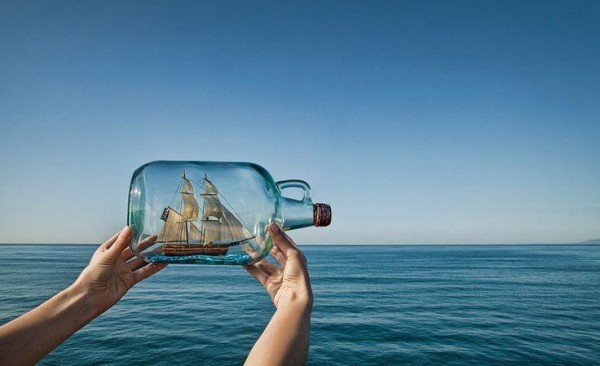 plaukiantis laivas butelyje iliuzija